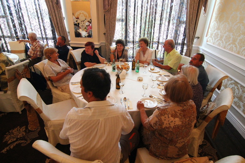 gest de caritate la solicitarea lui mazare pensionarii din constanta primesc o masa calda galerie foto gest de caritate la solicitarea lui mazare pensionarii din constanta primesc o masa calda galerie foto