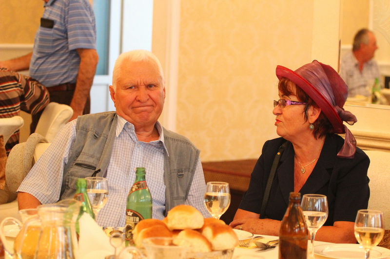 gest de caritate la solicitarea lui mazare pensionarii din constanta primesc o masa calda galerie foto gest de caritate la solicitarea lui mazare pensionarii din constanta primesc o masa calda galerie foto