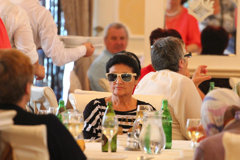 gest de caritate la solicitarea lui mazare pensionarii din constanta primesc o masa calda galerie foto gest de caritate la solicitarea lui mazare pensionarii din constanta primesc o masa calda galerie foto