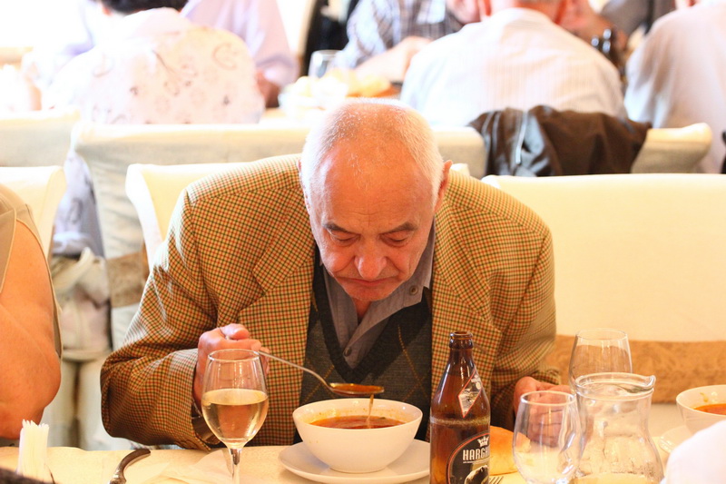 gest de caritate la solicitarea lui mazare pensionarii din constanta primesc o masa calda galerie foto gest de caritate la solicitarea lui mazare pensionarii din constanta primesc o masa calda galerie foto