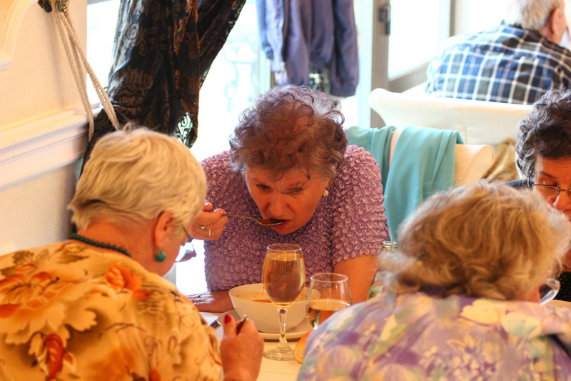 gest de caritate la solicitarea lui mazare pensionarii din constanta primesc o masa calda galerie foto gest de caritate la solicitarea lui mazare pensionarii din constanta primesc o masa calda galerie foto