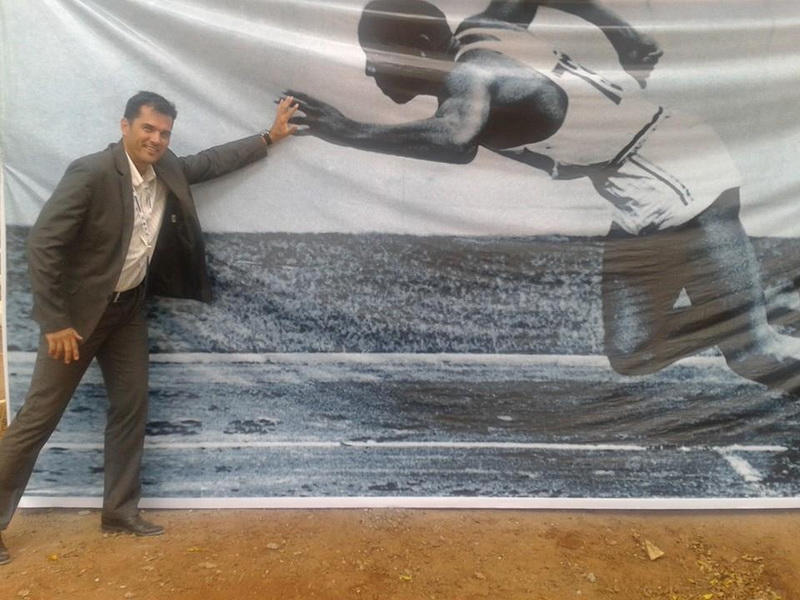 intampinat cu flori si in sunet de tobe antrenorul alin larion a primit in india binecuvantarea unui intampinat cu flori si in sunet de tobe antrenorul alin larion a primit in india binecuvantarea unui