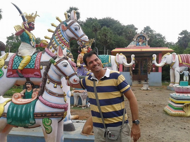 intampinat cu flori si in sunet de tobe antrenorul alin larion a primit in india binecuvantarea unui intampinat cu flori si in sunet de tobe antrenorul alin larion a primit in india binecuvantarea unui