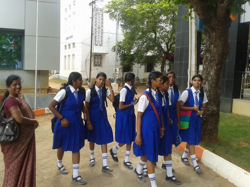 intampinat cu flori si in sunet de tobe antrenorul alin larion a primit in india binecuvantarea unui intampinat cu flori si in sunet de tobe antrenorul alin larion a primit in india binecuvantarea unui