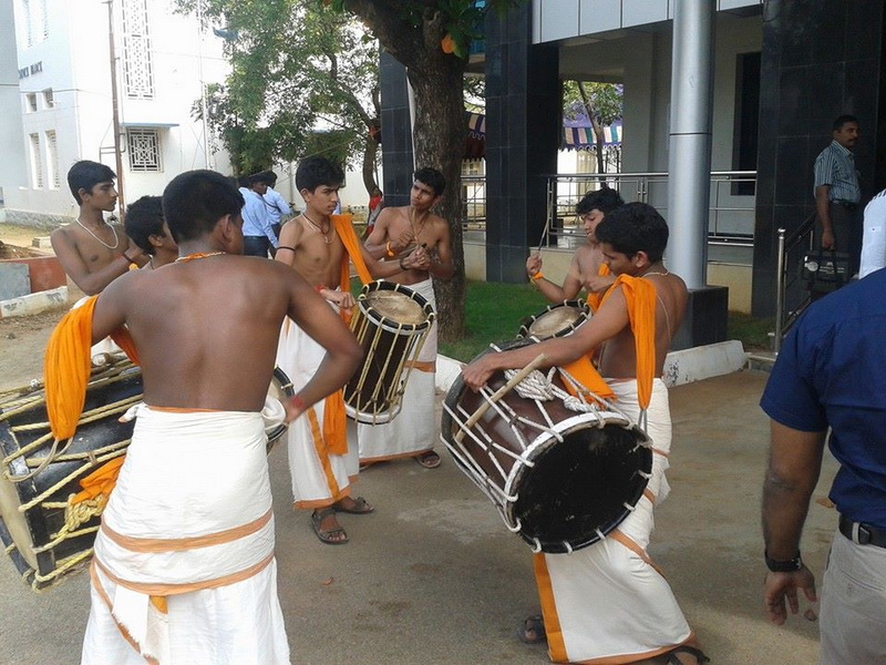 intampinat cu flori si in sunet de tobe antrenorul alin larion a primit in india binecuvantarea unui intampinat cu flori si in sunet de tobe antrenorul alin larion a primit in india binecuvantarea unui