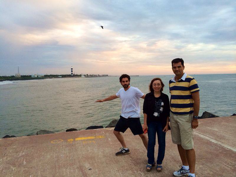 intampinat cu flori si in sunet de tobe antrenorul alin larion a primit in india binecuvantarea unui intampinat cu flori si in sunet de tobe antrenorul alin larion a primit in india binecuvantarea unui