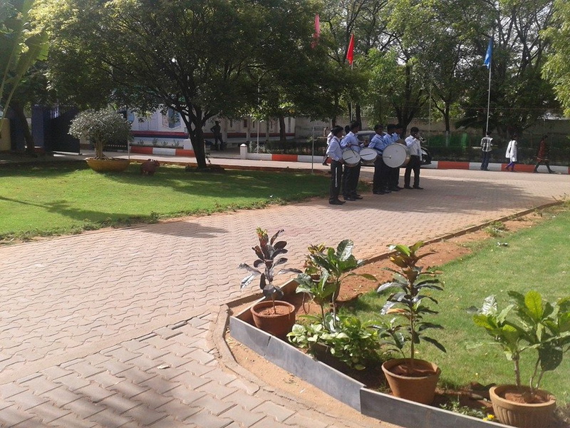 intampinat cu flori si in sunet de tobe antrenorul alin larion a primit in india binecuvantarea unui intampinat cu flori si in sunet de tobe antrenorul alin larion a primit in india binecuvantarea unui