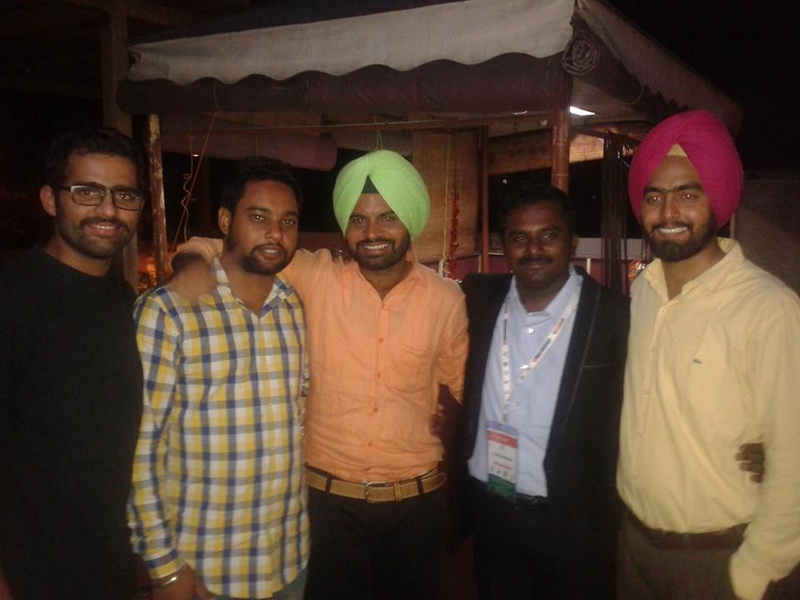 intampinat cu flori si in sunet de tobe antrenorul alin larion a primit in india binecuvantarea unui intampinat cu flori si in sunet de tobe antrenorul alin larion a primit in india binecuvantarea unui