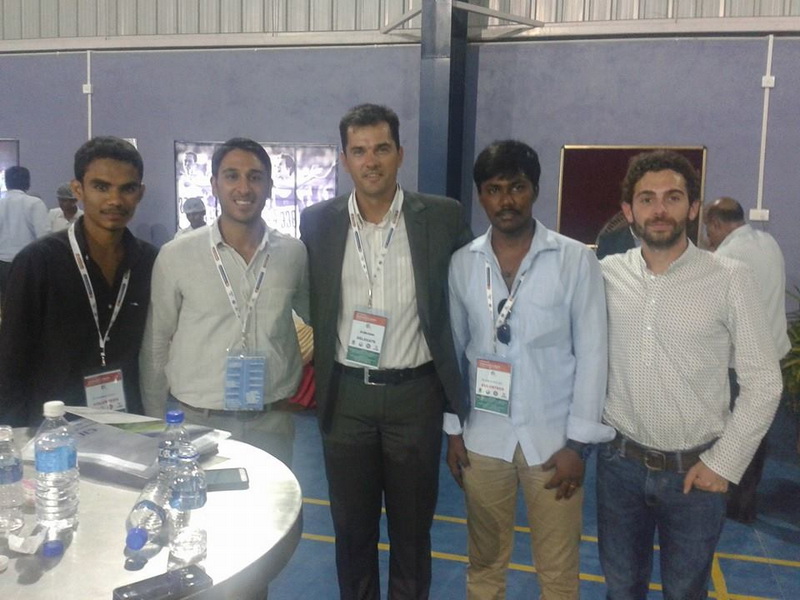 intampinat cu flori si in sunet de tobe antrenorul alin larion a primit in india binecuvantarea unui intampinat cu flori si in sunet de tobe antrenorul alin larion a primit in india binecuvantarea unui