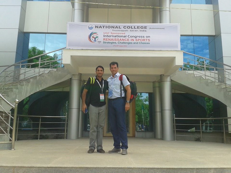 intampinat cu flori si in sunet de tobe antrenorul alin larion a primit in india binecuvantarea unui intampinat cu flori si in sunet de tobe antrenorul alin larion a primit in india binecuvantarea unui