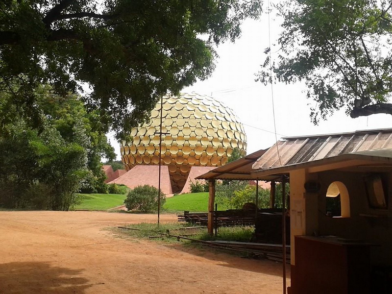 intampinat cu flori si in sunet de tobe antrenorul alin larion a primit in india binecuvantarea unui intampinat cu flori si in sunet de tobe antrenorul alin larion a primit in india binecuvantarea unui