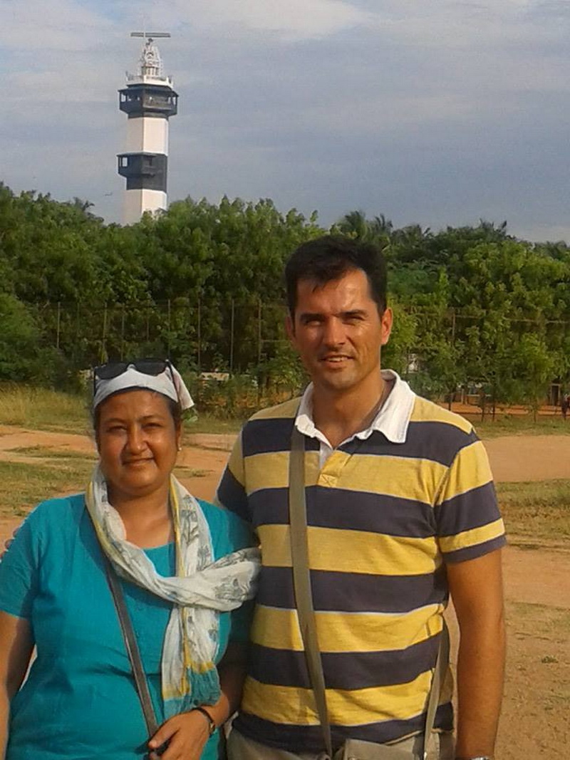 intampinat cu flori si in sunet de tobe antrenorul alin larion a primit in india binecuvantarea unui intampinat cu flori si in sunet de tobe antrenorul alin larion a primit in india binecuvantarea unui