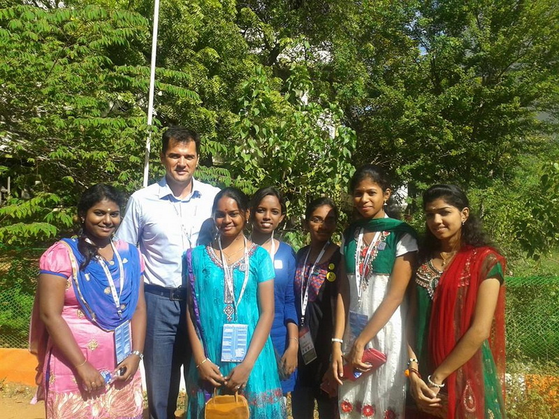 intampinat cu flori si in sunet de tobe antrenorul alin larion a primit in india binecuvantarea unui intampinat cu flori si in sunet de tobe antrenorul alin larion a primit in india binecuvantarea unui