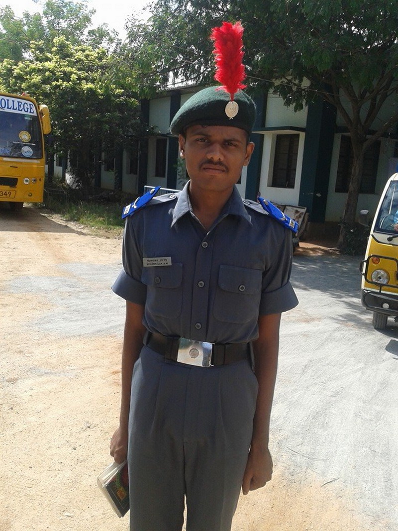 intampinat cu flori si in sunet de tobe antrenorul alin larion a primit in india binecuvantarea unui intampinat cu flori si in sunet de tobe antrenorul alin larion a primit in india binecuvantarea unui