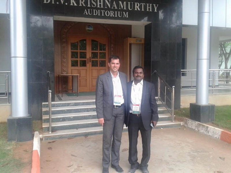 intampinat cu flori si in sunet de tobe antrenorul alin larion a primit in india binecuvantarea unui intampinat cu flori si in sunet de tobe antrenorul alin larion a primit in india binecuvantarea unui