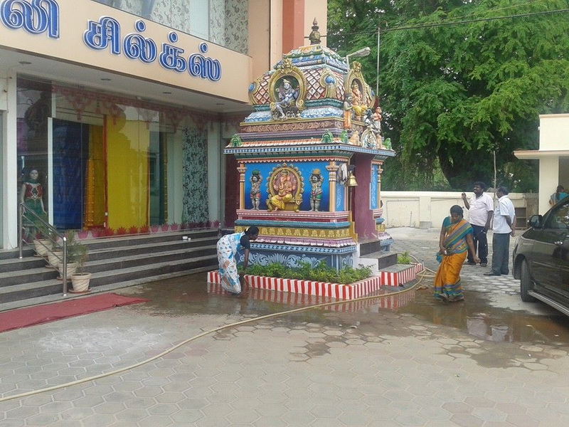 intampinat cu flori si in sunet de tobe antrenorul alin larion a primit in india binecuvantarea unui intampinat cu flori si in sunet de tobe antrenorul alin larion a primit in india binecuvantarea unui