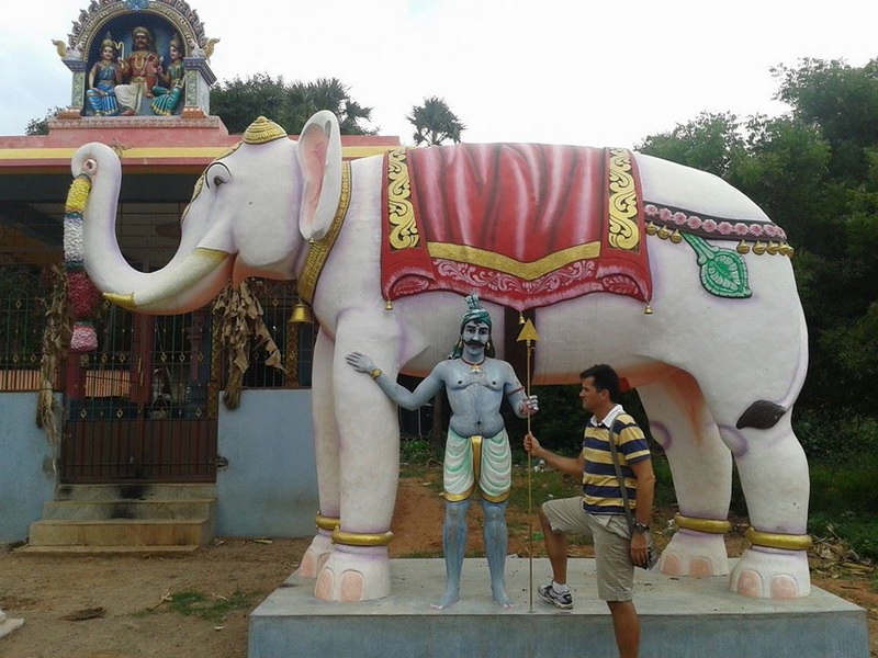 intampinat cu flori si in sunet de tobe antrenorul alin larion a primit in india binecuvantarea unui intampinat cu flori si in sunet de tobe antrenorul alin larion a primit in india binecuvantarea unui