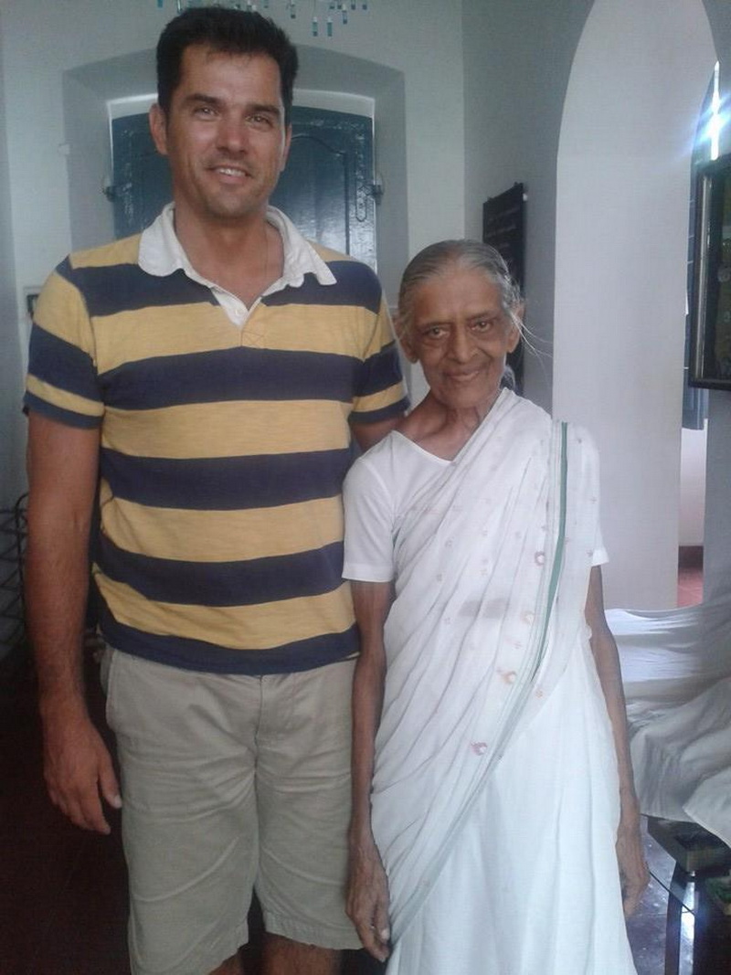 intampinat cu flori si in sunet de tobe antrenorul alin larion a primit in india binecuvantarea unui intampinat cu flori si in sunet de tobe antrenorul alin larion a primit in india binecuvantarea unui