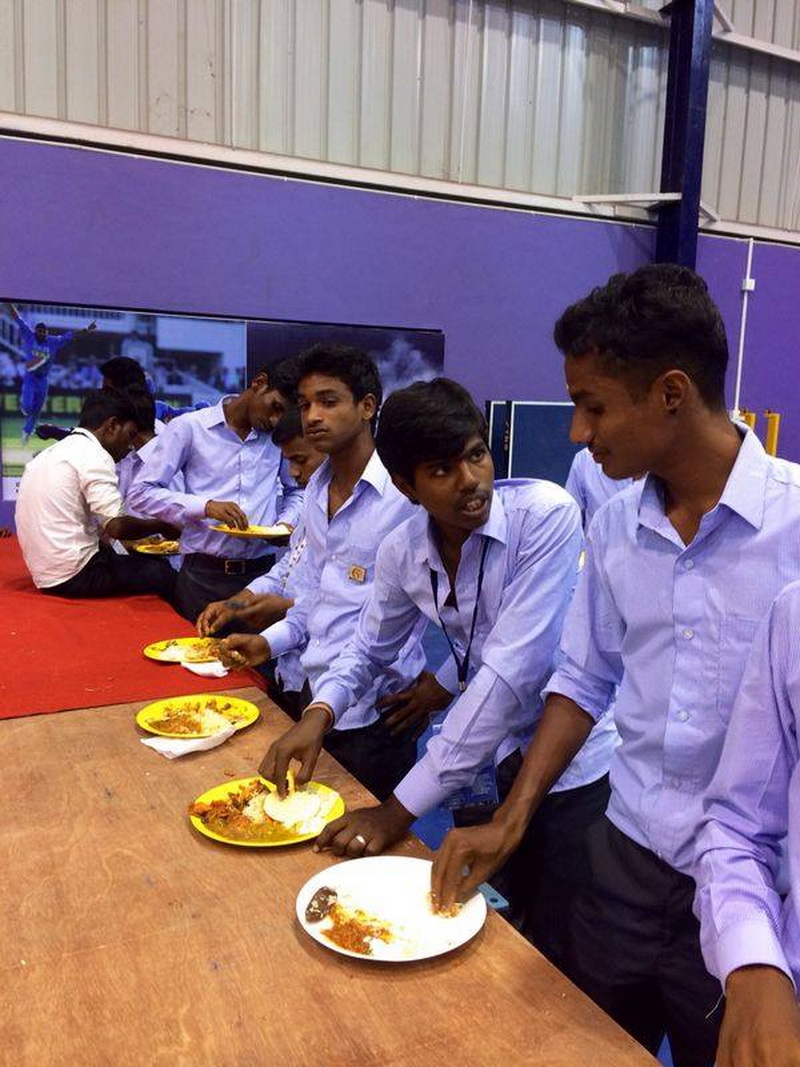 intampinat cu flori si in sunet de tobe antrenorul alin larion a primit in india binecuvantarea unui intampinat cu flori si in sunet de tobe antrenorul alin larion a primit in india binecuvantarea unui