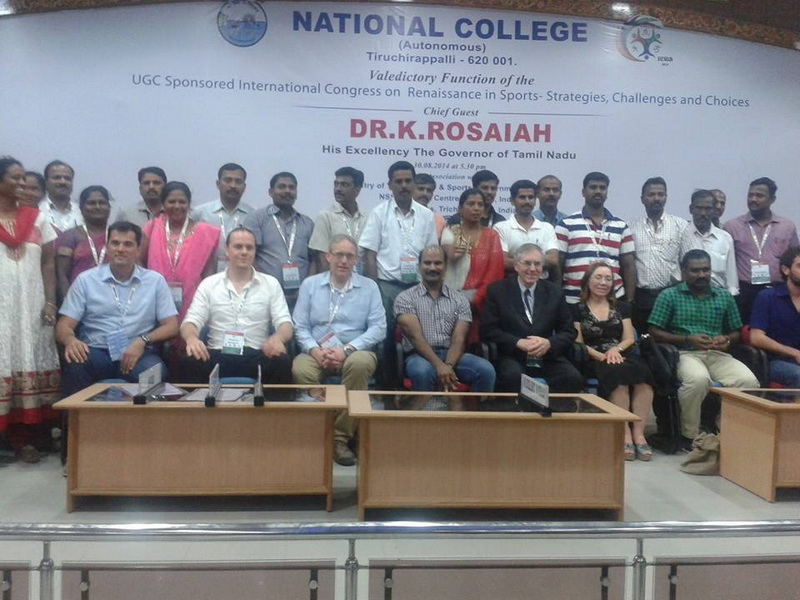 intampinat cu flori si in sunet de tobe antrenorul alin larion a primit in india binecuvantarea unui intampinat cu flori si in sunet de tobe antrenorul alin larion a primit in india binecuvantarea unui