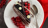 Lauraadamache.ro Tort de ciocolată cu cremă de ciocolată albă