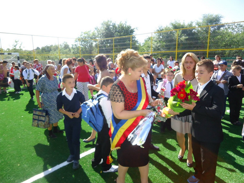 inceput de an scolar cu noutati pentru elevi la gradina a fost inaugurat cel mai nou teren de sport cu inceput de an scolar cu noutati pentru elevi la gradina a fost inaugurat cel mai nou teren de sport cu