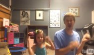 Funny video Adorabili!!!!! Așa tată... așa fiică! Trebuie să vezi!