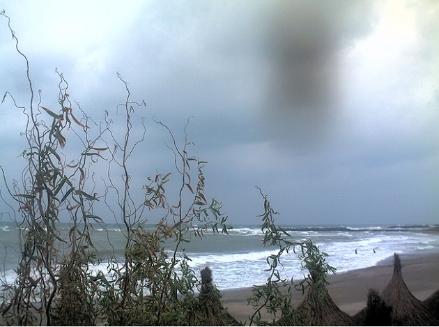 senzatii tari pe plaja din olimp au intrat imbracati in apa rece 513433 senzatii tari pe plaja din olimp au intrat imbracati in apa rece 513433