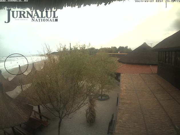 senzatii tari pe plaja din olimp au intrat imbracati in apa rece 513433 senzatii tari pe plaja din olimp au intrat imbracati in apa rece 513433