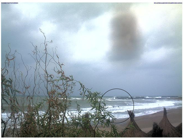 senzatii tari pe plaja din olimp au intrat imbracati in apa rece 513433 senzatii tari pe plaja din olimp au intrat imbracati in apa rece 513433