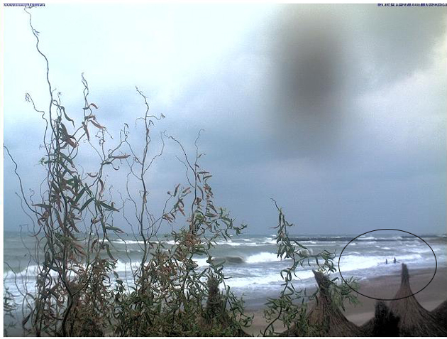 senzatii tari pe plaja din olimp au intrat imbracati in apa rece 513433 senzatii tari pe plaja din olimp au intrat imbracati in apa rece 513433