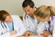 A fost promulgată legea care scoate medicii din categoria funcționarilor publici