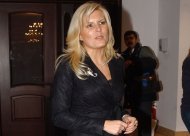 Elena Udrea l-a provocat pe Klaus Iohannis la o dezbatere electorală chiar din fața Primăriei Sibiului