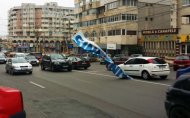 Vântul puternic a pus la pământ unul dintre bannerele lui Iohannis din Constanța 