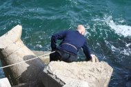 Imagine de coşmar pe plaja din Eforie Nord Cadavrul unei persoane se află blocat sub stabilopozi  