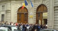 UPDATE. Alegeri prezidenţiale 2014 Proteste la Ambasada României la Paris 