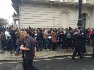 Cozi imense la secţiile de vot din Londra Preşedinta unei secţii a cerut prelungirea programului de vot!