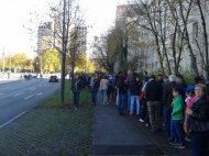 Sute de români stau la cozi foarte mari în străinătate