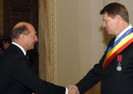 Băsescu îl felicită pe Iohannis şi îi urează succes în exercitarea mandatului de preşedinte al României