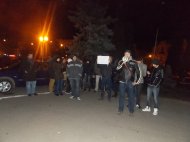 UPDATE. Creşte numărul protestatarilor. Proteste în faţa Prefecturii Constanţa Se cere prelungirea votului în diaspora!     