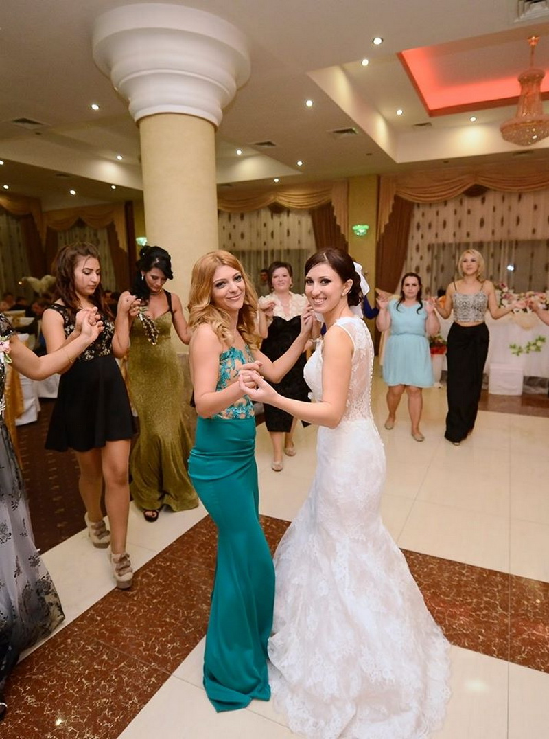 mirele jonglerii cu mingea si striptease camerunezul parfait ripert a jucat gaina la nunta fotbalistului mirele jonglerii cu mingea si striptease camerunezul parfait ripert a jucat gaina la nunta fotbalistului