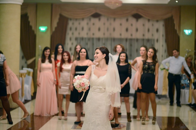 mirele jonglerii cu mingea si striptease camerunezul parfait ripert a jucat gaina la nunta fotbalistului mirele jonglerii cu mingea si striptease camerunezul parfait ripert a jucat gaina la nunta fotbalistului