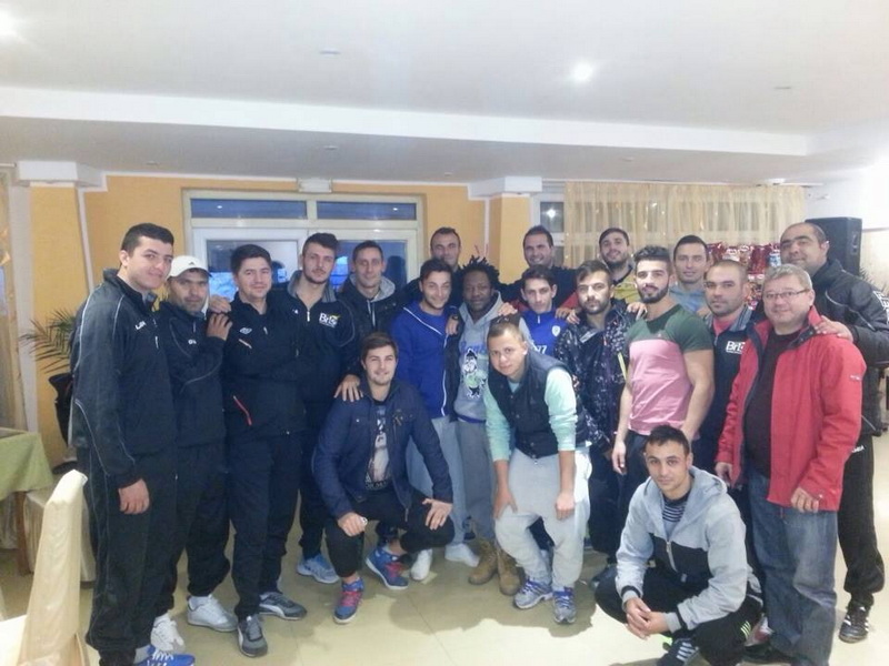 mirele jonglerii cu mingea si striptease camerunezul parfait ripert a jucat gaina la nunta fotbalistului mirele jonglerii cu mingea si striptease camerunezul parfait ripert a jucat gaina la nunta fotbalistului