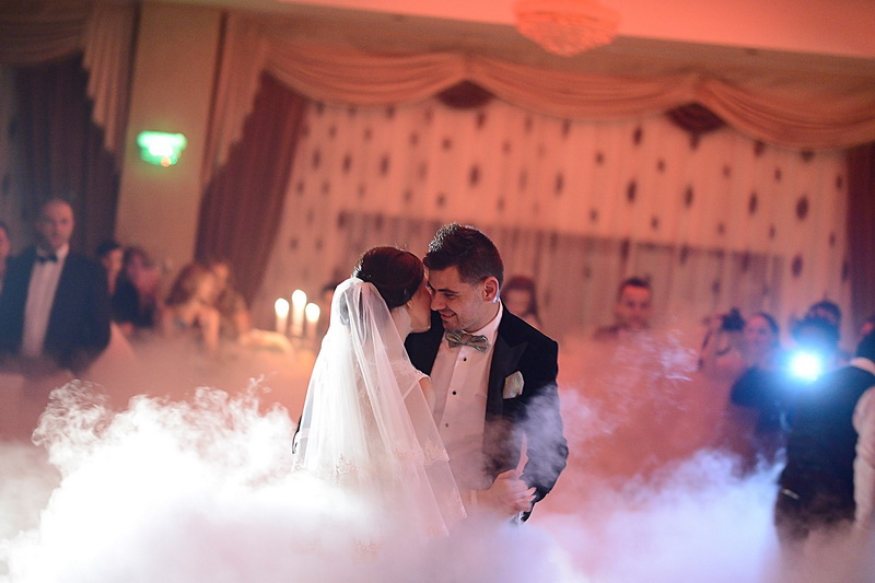 mirele jonglerii cu mingea si striptease camerunezul parfait ripert a jucat gaina la nunta fotbalistului mirele jonglerii cu mingea si striptease camerunezul parfait ripert a jucat gaina la nunta fotbalistului