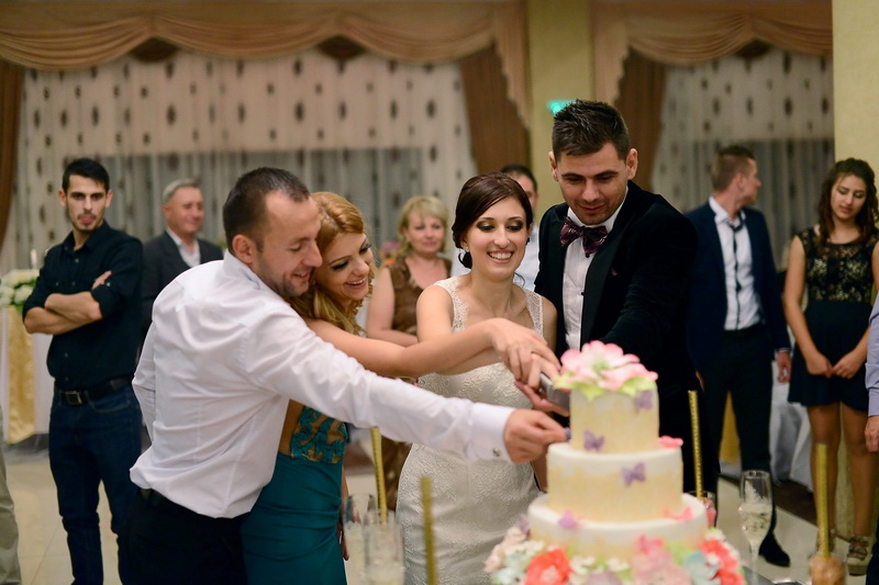 mirele jonglerii cu mingea si striptease camerunezul parfait ripert a jucat gaina la nunta fotbalistului mirele jonglerii cu mingea si striptease camerunezul parfait ripert a jucat gaina la nunta fotbalistului