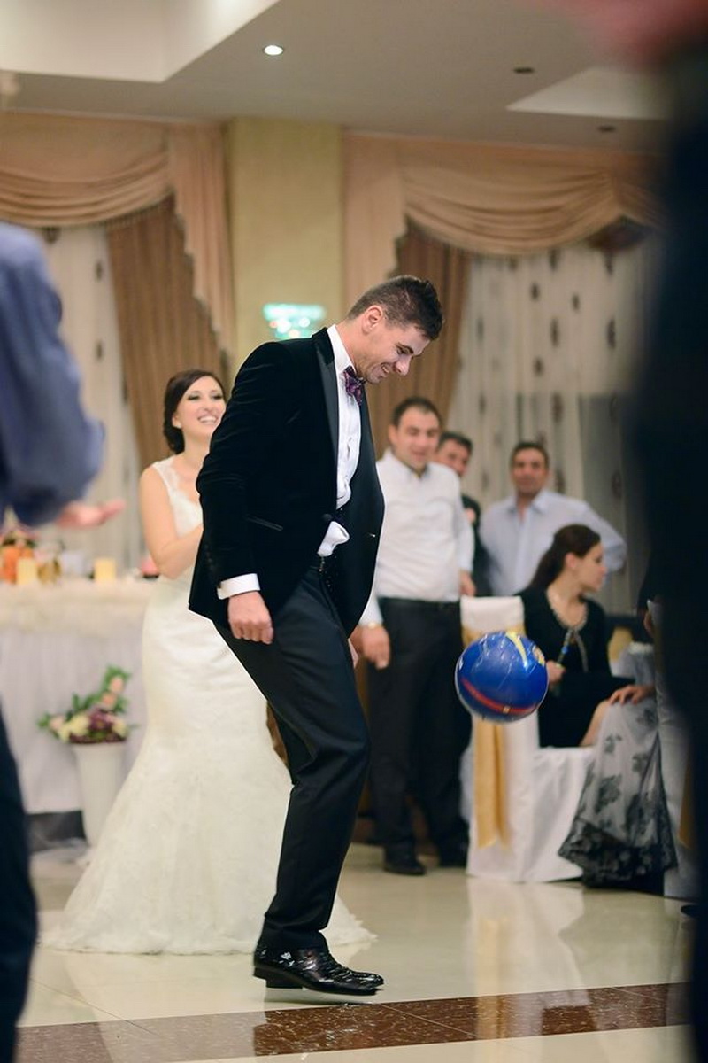 mirele jonglerii cu mingea si striptease camerunezul parfait ripert a jucat gaina la nunta fotbalistului mirele jonglerii cu mingea si striptease camerunezul parfait ripert a jucat gaina la nunta fotbalistului