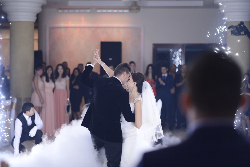 mirele jonglerii cu mingea si striptease camerunezul parfait ripert a jucat gaina la nunta fotbalistului mirele jonglerii cu mingea si striptease camerunezul parfait ripert a jucat gaina la nunta fotbalistului