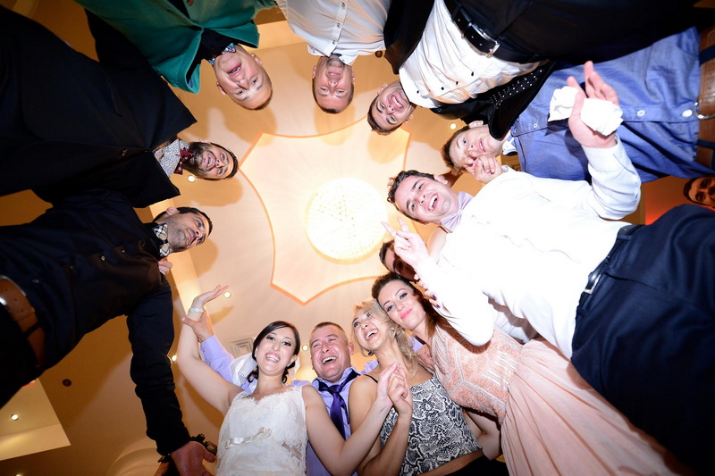 mirele jonglerii cu mingea si striptease camerunezul parfait ripert a jucat gaina la nunta fotbalistului mirele jonglerii cu mingea si striptease camerunezul parfait ripert a jucat gaina la nunta fotbalistului