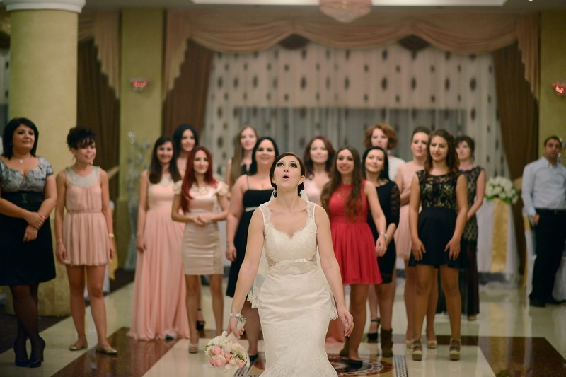 mirele jonglerii cu mingea si striptease camerunezul parfait ripert a jucat gaina la nunta fotbalistului mirele jonglerii cu mingea si striptease camerunezul parfait ripert a jucat gaina la nunta fotbalistului