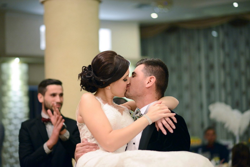 mirele jonglerii cu mingea si striptease camerunezul parfait ripert a jucat gaina la nunta fotbalistului mirele jonglerii cu mingea si striptease camerunezul parfait ripert a jucat gaina la nunta fotbalistului